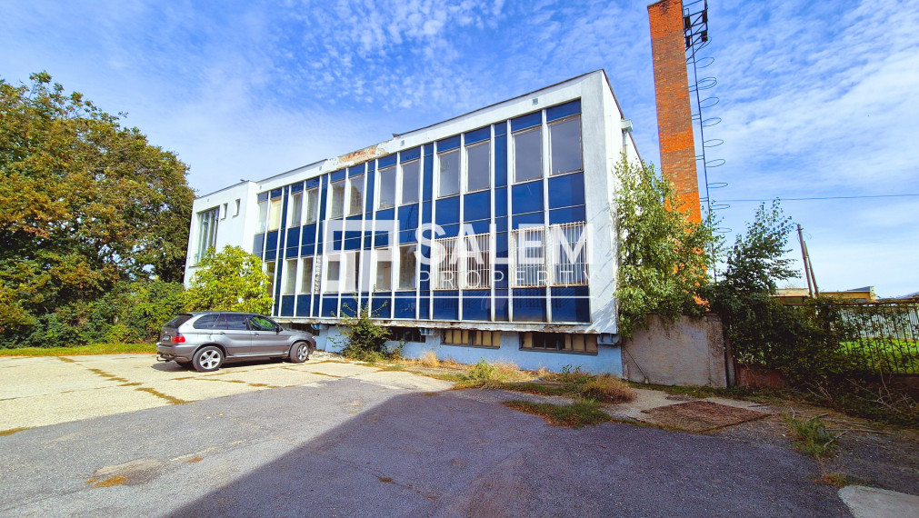 REZERVOVANÉ. Administratívna budova s pozemkami v Sládkovičove