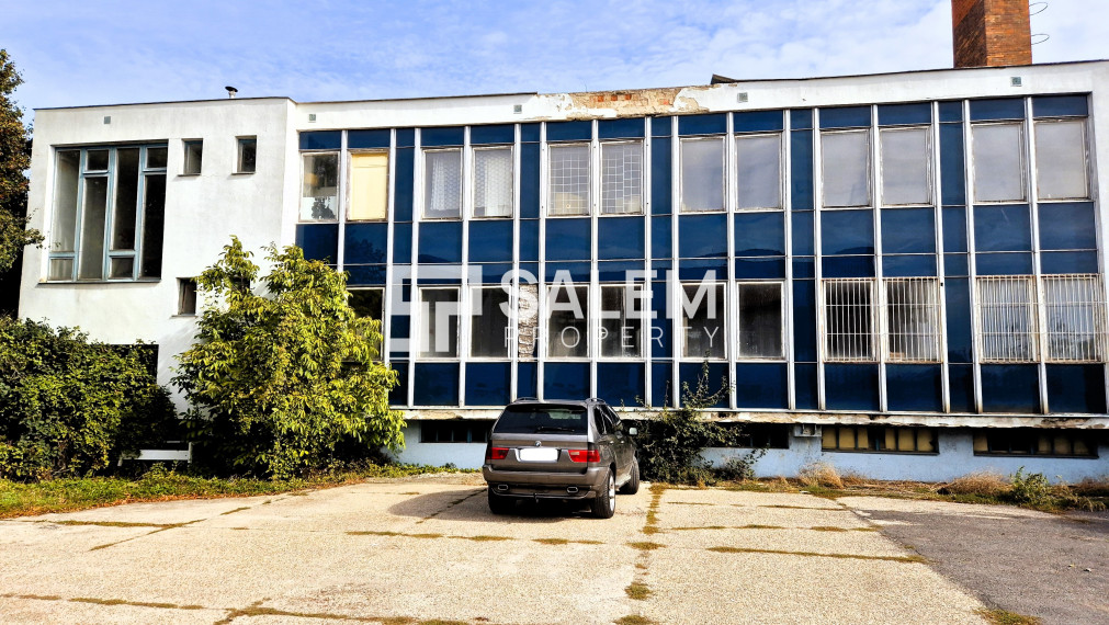 REZERVOVANÉ. Administratívna budova s pozemkami v Sládkovičove