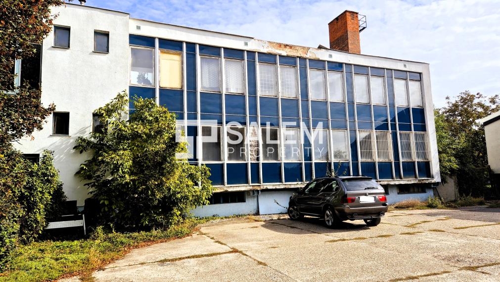 REZERVOVANÉ. Administratívna budova s pozemkami v Sládkovičove