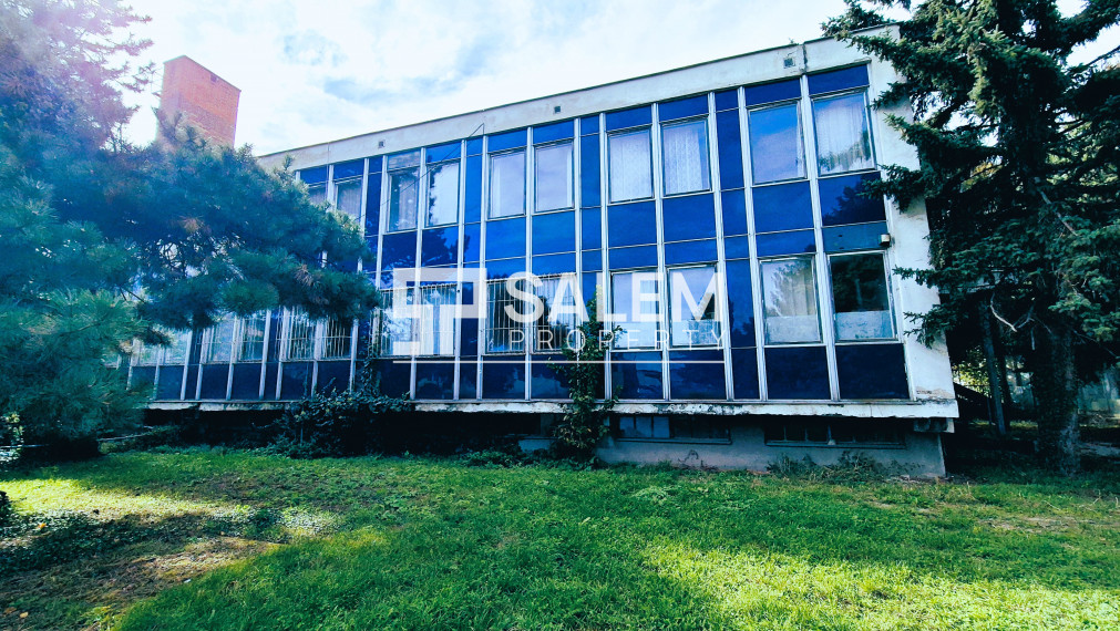 REZERVOVANÉ. Administratívna budova s pozemkami v Sládkovičove