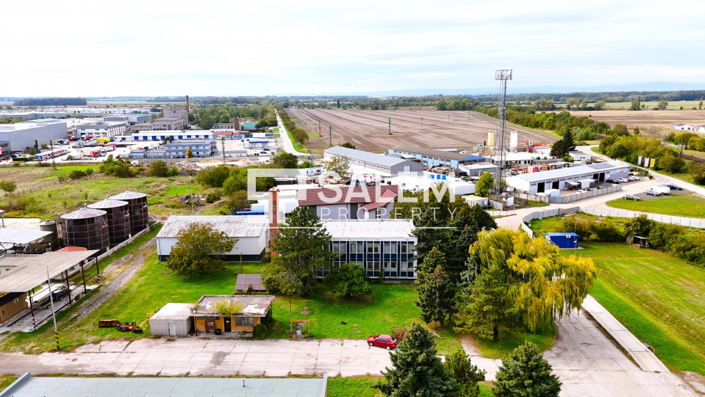REZERVOVANÉ. Administratívna budova s pozemkami v Sládkovičove