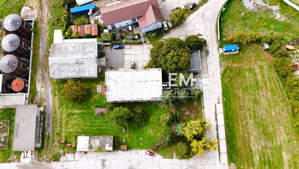 REZERVOVANÉ. Administratívna budova s pozemkami v Sládkovičove