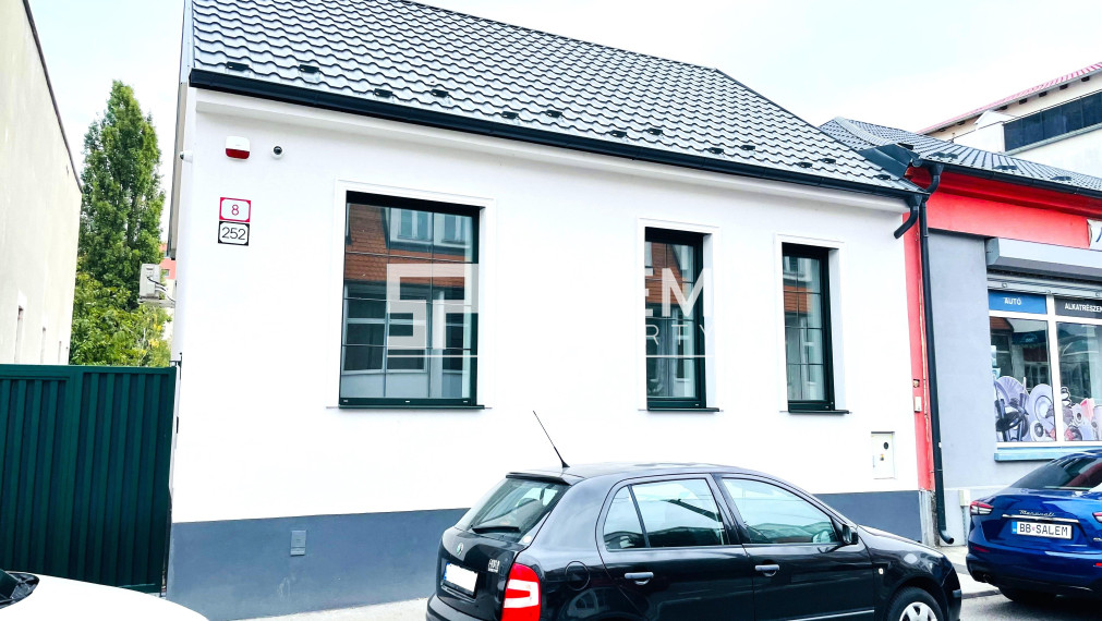 Dom na podnikanie po nedávnej kompletnej rekonštrukcii.