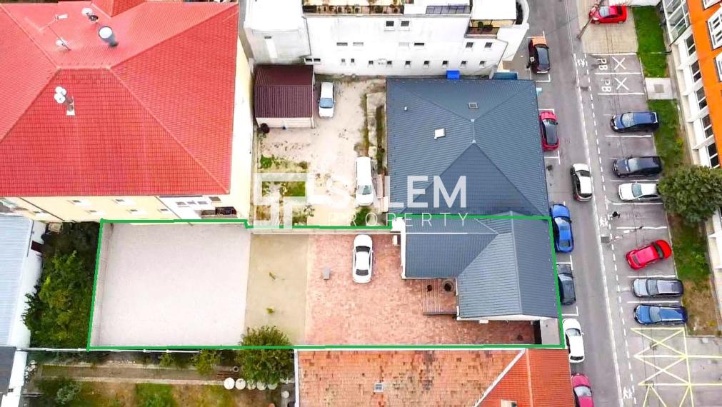 Dom na podnikanie po nedávnej kompletnej rekonštrukcii.