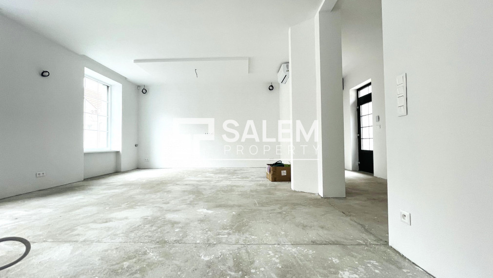 Dom na podnikanie po nedávnej kompletnej rekonštrukcii.