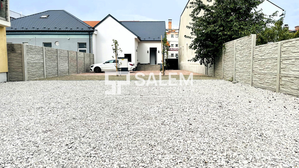 Dom na podnikanie po nedávnej kompletnej rekonštrukcii.