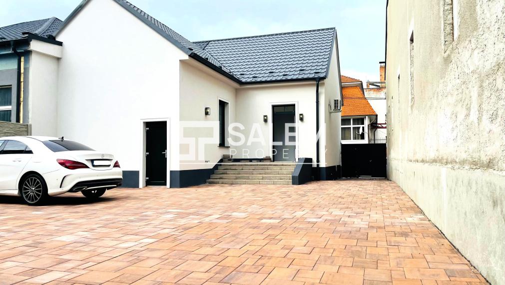 Dom na podnikanie po nedávnej kompletnej rekonštrukcii.