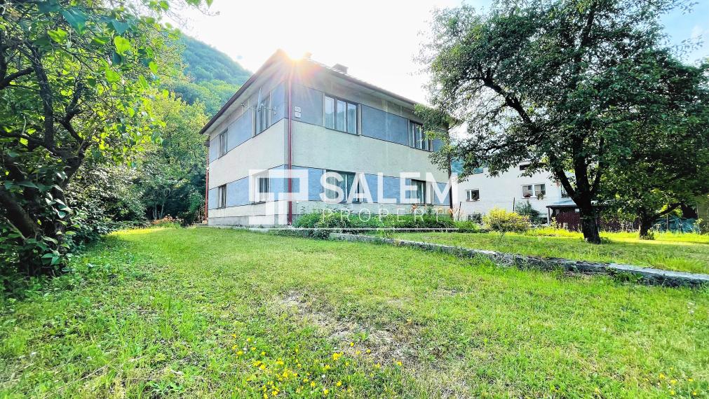 REZERVOVANÉ. 5+ izbový rodinný dom so záhradou – Banská bystrica