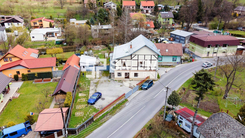 Budova s parkoviskom a záhradou, Banská Bystrica