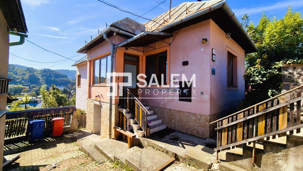 Dvojpodlažný rodinný dom s garážou a výhľadom na Podlavice