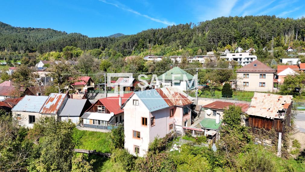 Dvojpodlažný rodinný dom s garážou a výhľadom na Podlavice