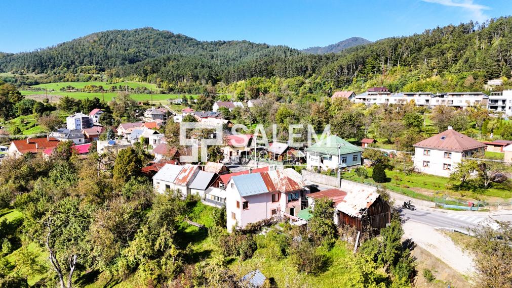 Dvojpodlažný rodinný dom s garážou a výhľadom na Podlavice