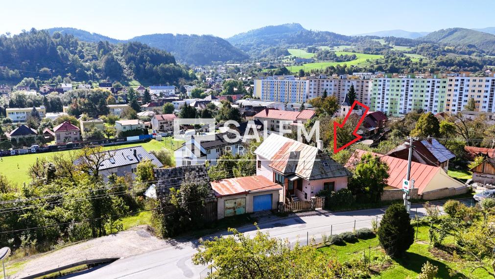 Dvojpodlažný rodinný dom s garážou a výhľadom na Podlavice