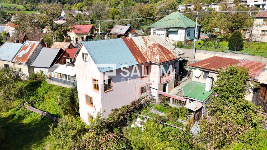 Dvojpodlažný rodinný dom s garážou a výhľadom na Podlavice