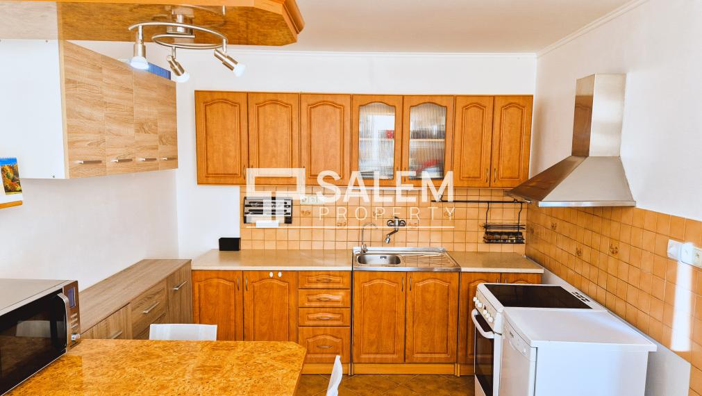 Dvojpodlažný rodinný dom s garážou a výhľadom na Podlavice