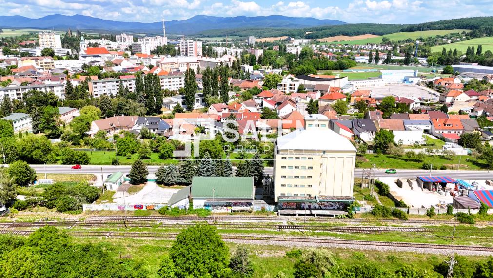 Areál s polyfunkčnou a skladovou budovou na predaj v BN