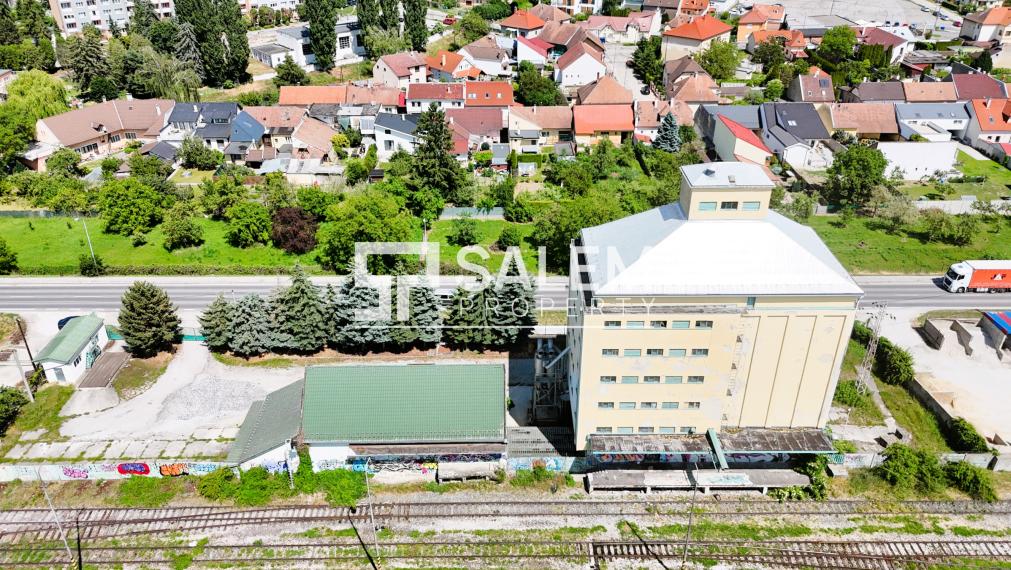 Areál s polyfunkčnou a skladovou budovou na predaj v BN