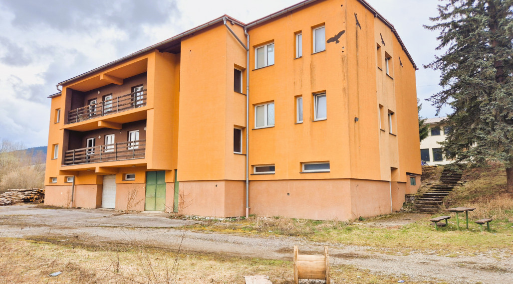 Budova s 15. izbami a zábavným klubom v obci Štiavnik - Bytča