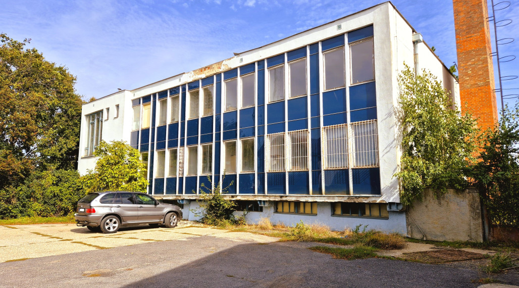 REZERVOVANÉ. Administratívna budova s pozemkami v Sládkovičove