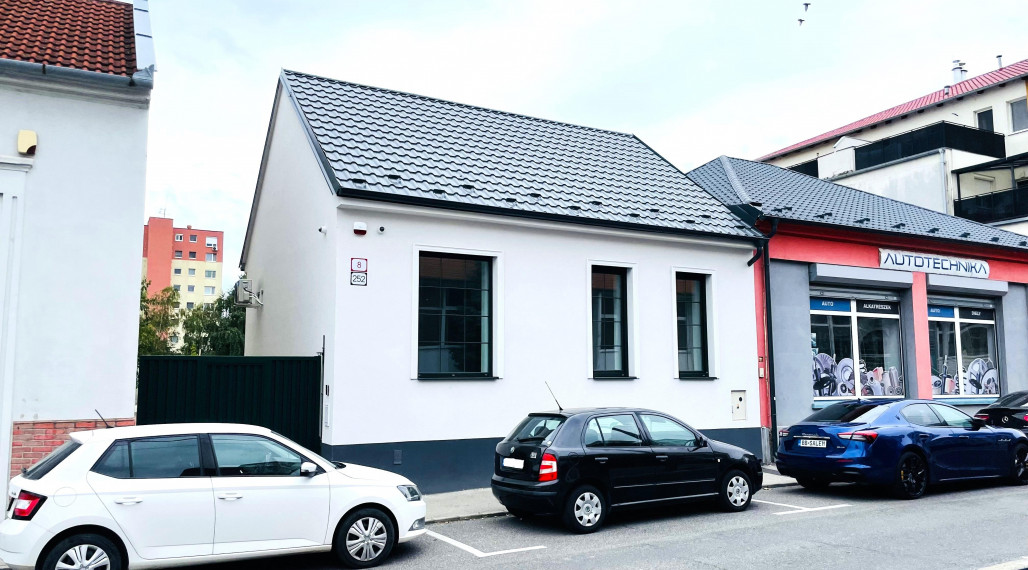 Dom na podnikanie po nedávnej kompletnej rekonštrukcii.