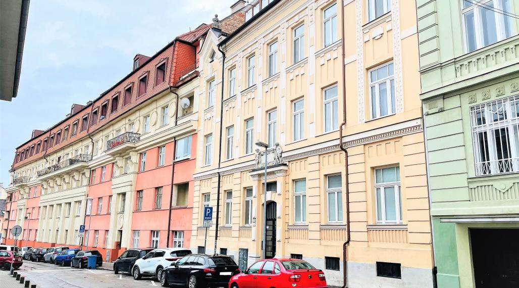 REZERVOVANÉ. Palisády, 3 izbový priestranný byt s balkónom a výhľadom na hrad