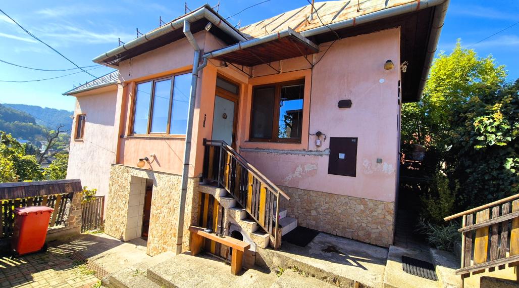 Dvojpodlažný rodinný dom s garážou a výhľadom na Podlavice