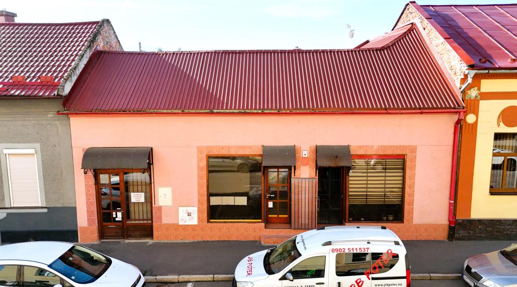 Dom s obchodnými priestormi a záhradou v centre Zvolena