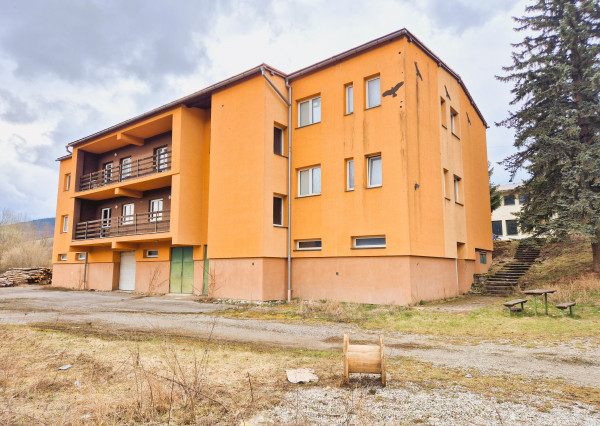 Budova s 15. izbami a zábavným klubom v obci Štiavnik - Bytča