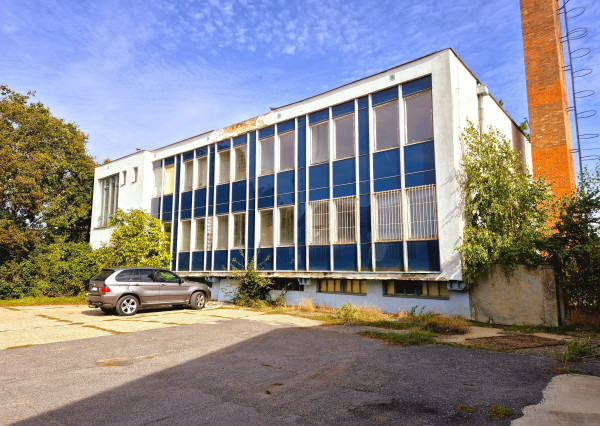 REZERVOVANÉ. Administratívna budova s pozemkami v Sládkovičove