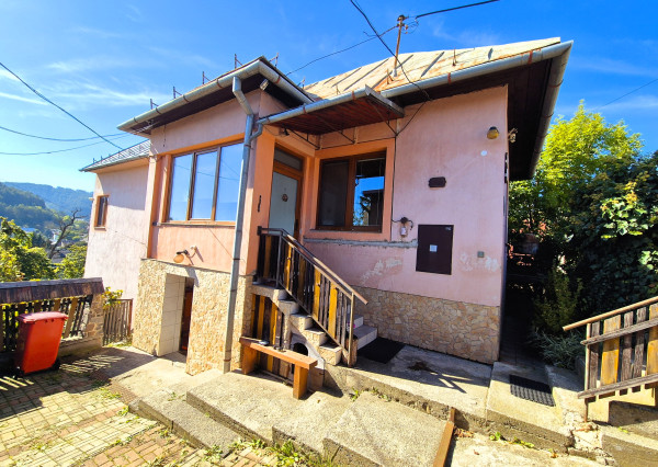 Dvojpodlažný rodinný dom s garážou a výhľadom na Podlavice