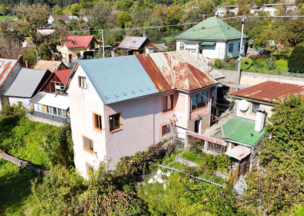 Dvojpodlažný rodinný dom s garážou a výhľadom na Podlavice