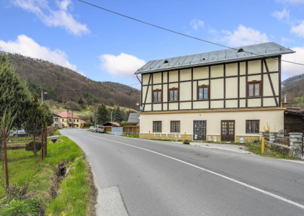 Budova s parkoviskom a záhradou, Banská Bystrica