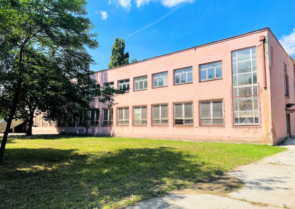 Budova s kanceláriami a ubytovacími jednotkami v Seredi