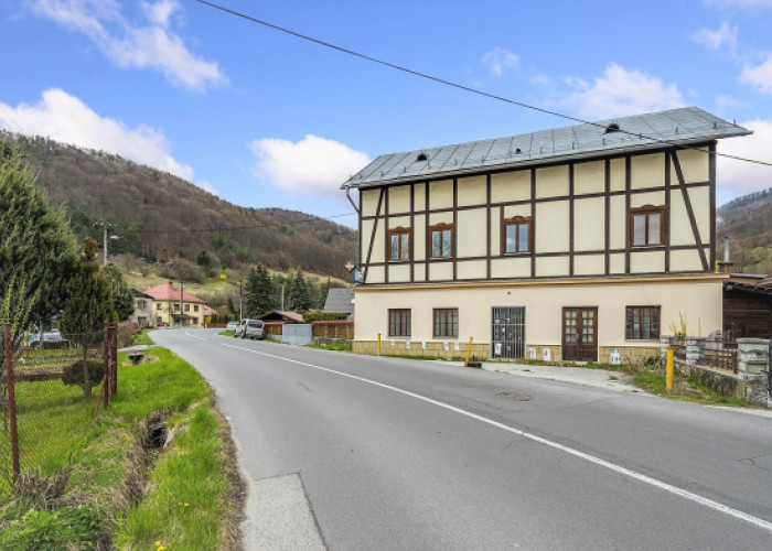 Budova s parkoviskom a záhradou, Banská Bystrica