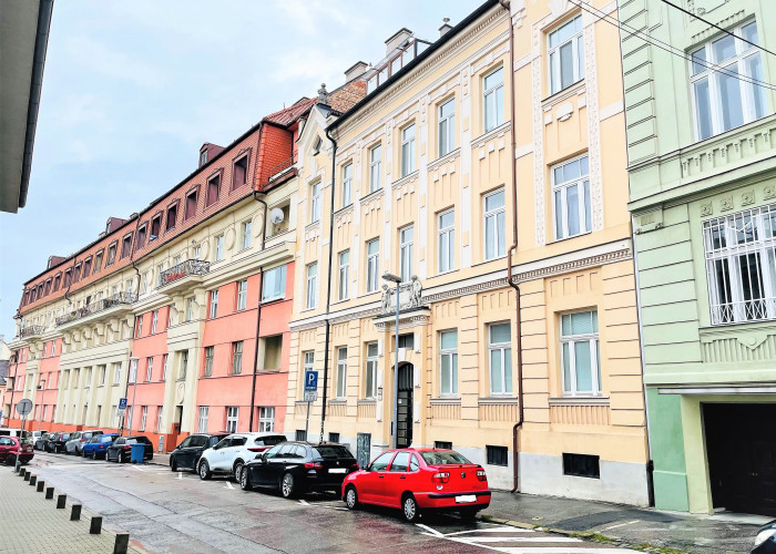 REZERVOVANÉ. Palisády, 3 izbový priestranný byt s balkónom a výhľadom na hrad